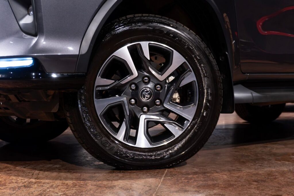Toyota SW4 Diamond alloy wheel, Luxury SUV chrome wheel detail